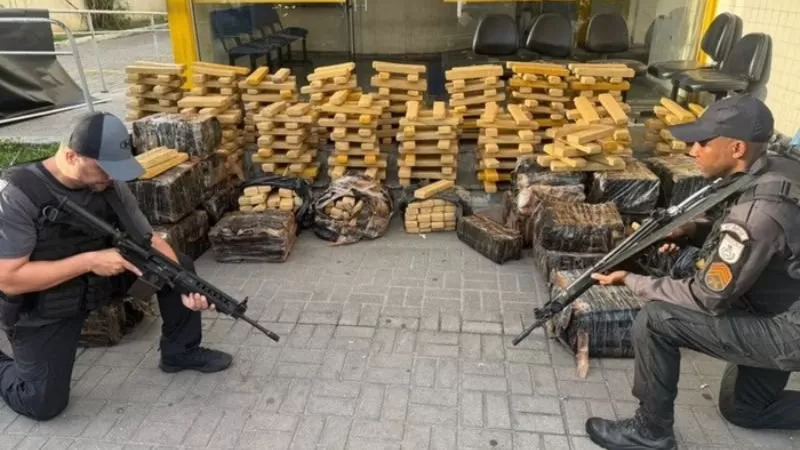 Polícia intercepta caminhão que levava 1,5 tonelada de maconha para área dominada por facção.