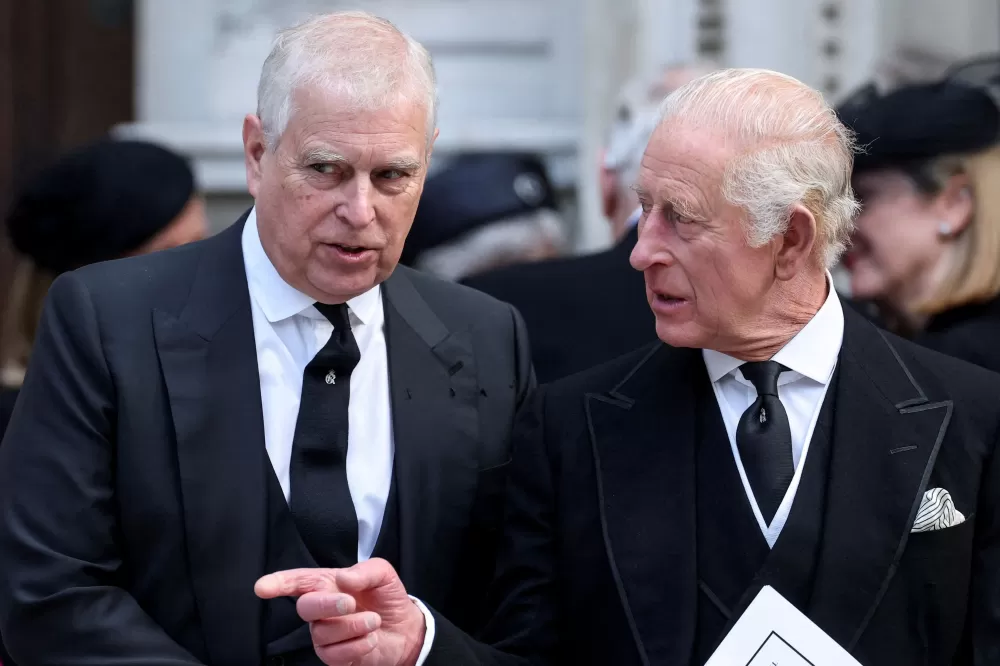 Rei Charles, do Reino Unido, é hostilizado por causa do irmão, o príncipe Andrew