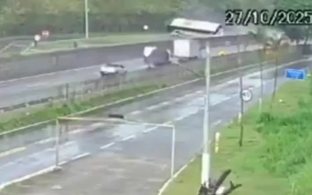 Vídeo: confira o momento em que ônibus com torcedores do Flamengo tomba na Via Dutra