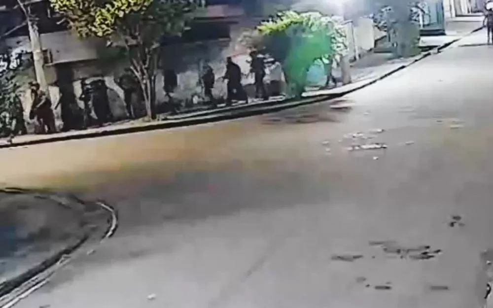 Vídeo flagra mais de 20 bandidos invadindo o Complexo da Pedreira