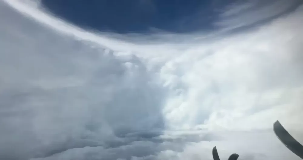 ASSISTA: Avião sobrevoa “olho” do furacão Melissa, que ameaça devastar a Jamaica