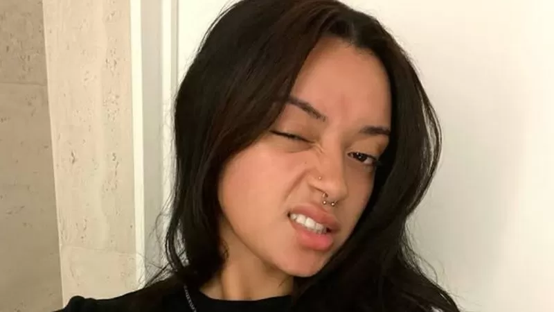 Camilly Victoria empina bumbum e ostenta corpão em clique na web; veja