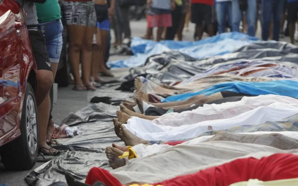 Moradores levam cerca de 40 corpos à praça na Penha após operação mais letal do Rio