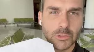 Veja vídeo: Eduardo Bolsonaro reage a intimação da PF e ameaça delegado.