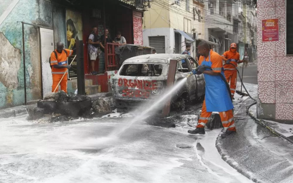 Praça no Complexo da Penha que recebeu corpos passa por lavagem; veja fotos