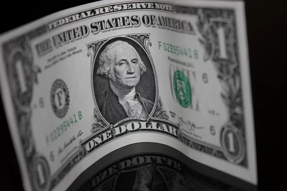Dólar fecha dia estável a R$ 5,37, mas encerra mês com avanço de mais de 1%
