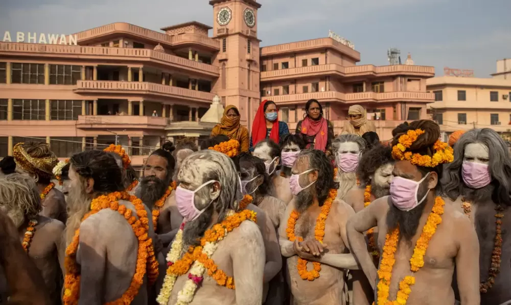 Tumulto em celebração religiosa na Índia deixa ao menos nove mortos.