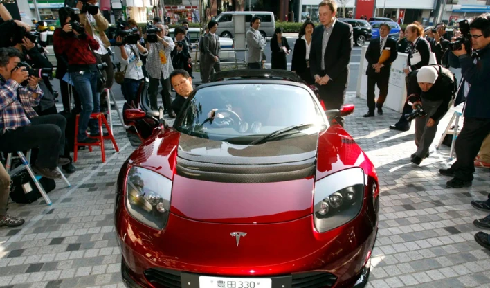 Elon Musk promete revelar novo Tesla Roadster até o fim de 2025; veículo foi anunciado em 2017