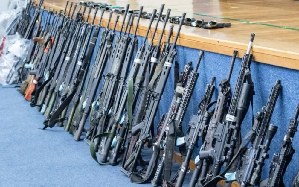 Sete países e desvio do Exército: arsenal apreendido em megaoperação é avaliado em R$ 12 milhões