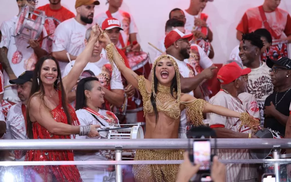 Salgueiro promove encontro entre Viviane Araujo e Mileide Mihaile ao receber Unidos da Tijuca