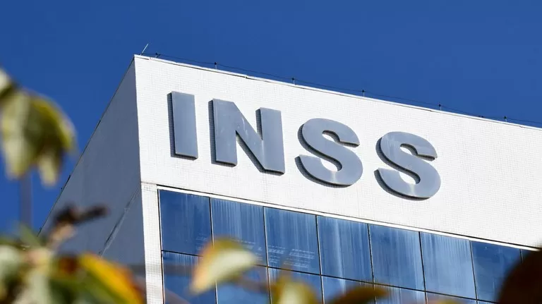 INSS divide aposentados em dois grupos e parte só recebe no começo de dezembro.
