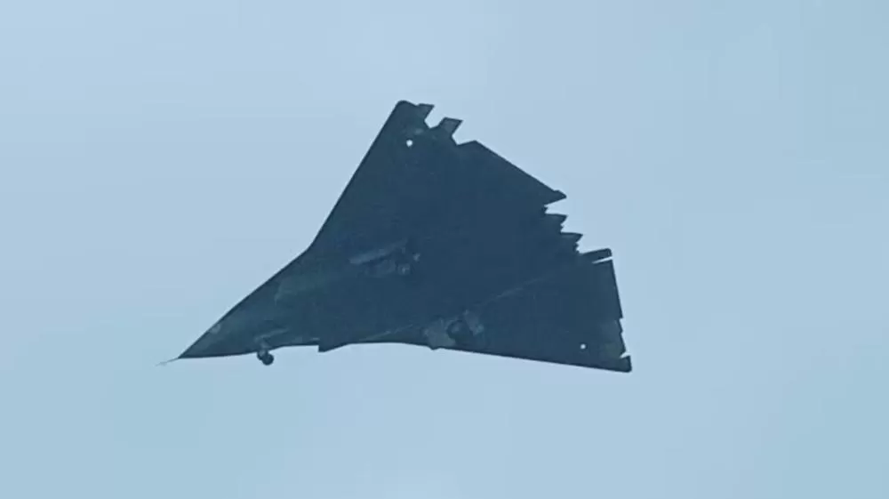 Segundo protótipo do J-36 chinês é avistado e revela mudanças que surpreendem analistas.