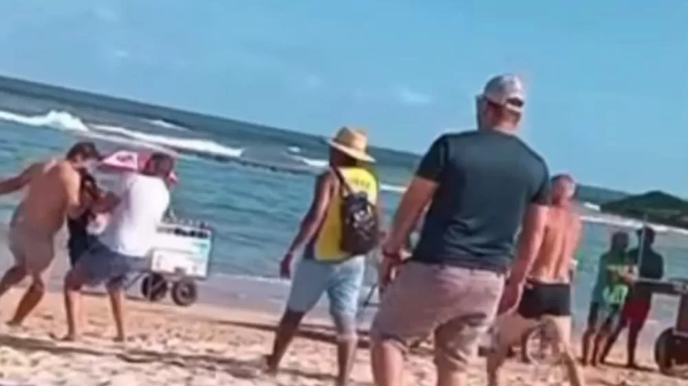 VÍDEO: Homens são flagrados em ato íntimo na praia e confusão termina em agressão