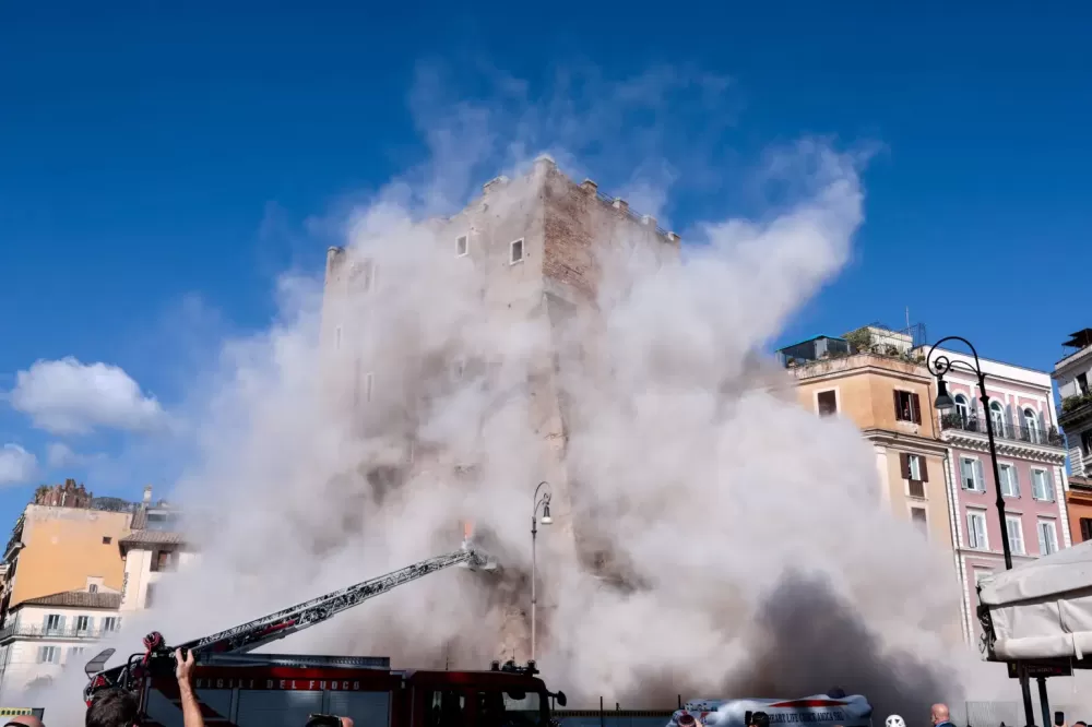 Torre medieval em Roma desaba parcialmente durante obras de renovação e deixa feridos