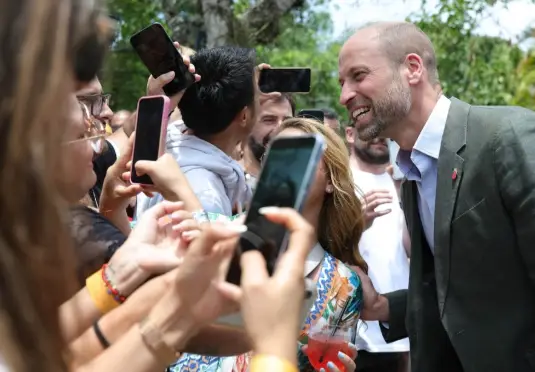 Príncipe William visita Pão de Açúcar, 1ª agenda no Rio, e faz selfies com público