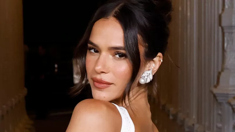Bruna Marquezine arrasa com look branco em noite de gala