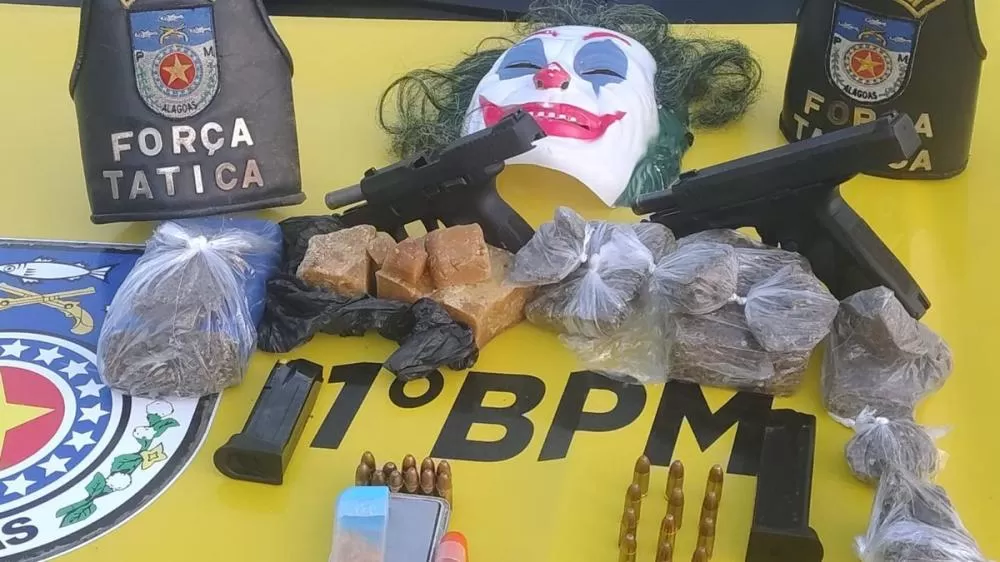 PM apreende máscara do Coringa, armas e drogas em ‘estoque’ de facção criminosa