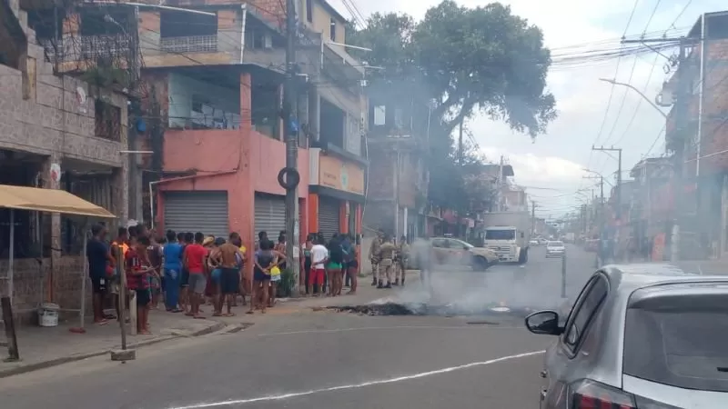 Protesto fecha via principal no bairro do Uruguai após morte de jovem em operação policial; ASSISTA