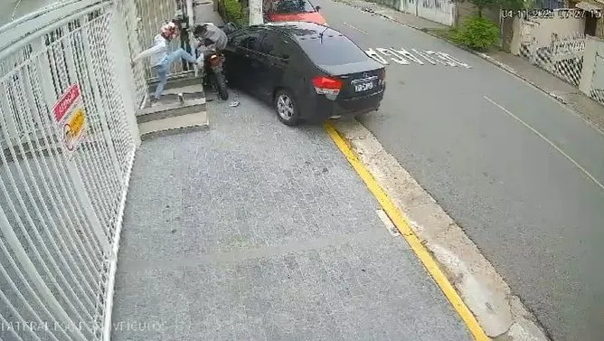 Homem joga carro contra dois assaltantes em uma moto e impede assalto em SP
