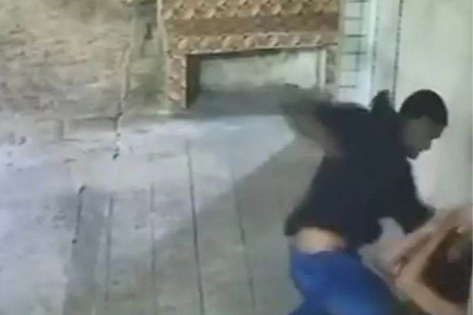 Homem é flagrado espancando mulher com pelo menos 20 socos na Zona Norte de Recife