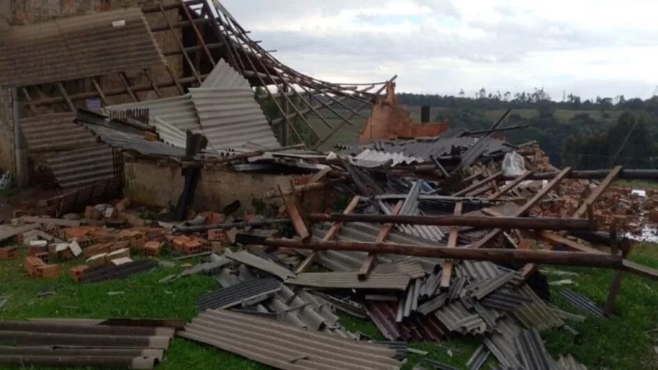 Tornado com ventos de 80 km/h causou destruição em cidade de SC