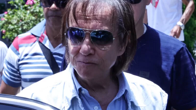 Roberto Carlos dá o último adeus para a irmã, Norma, durante o velório