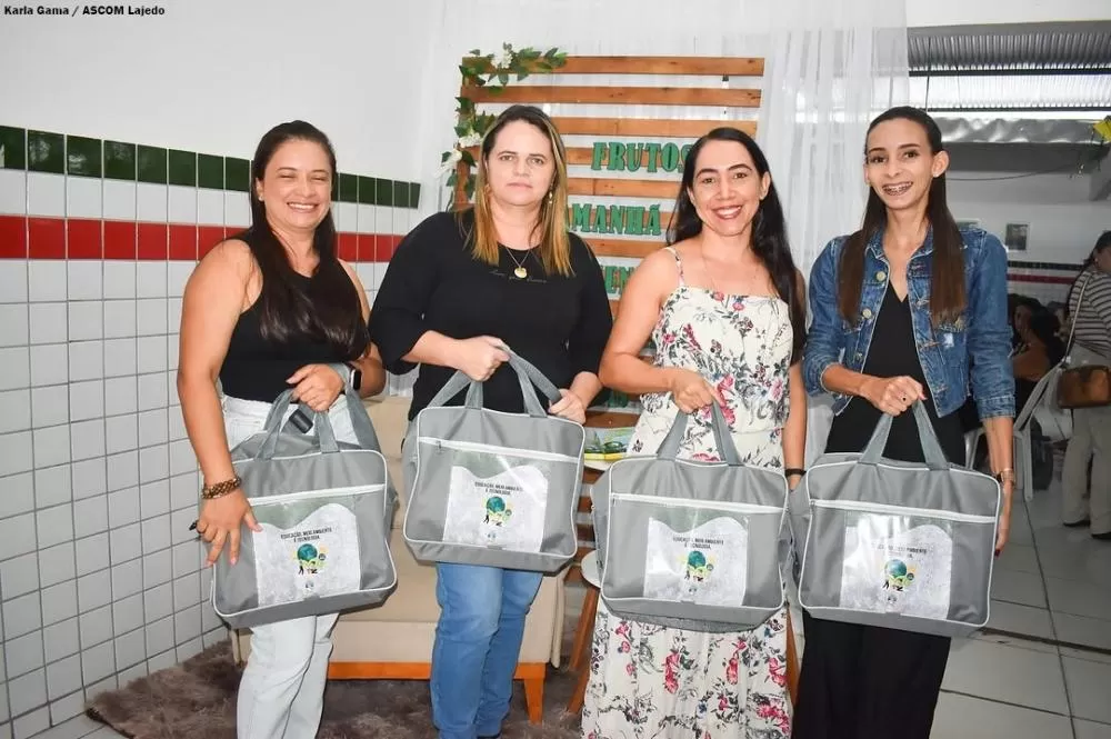 Prefeitura de Lajedo distribui Kits de Apoio Pedagógico para Professores. Alunos receberão Kits de Material Escolar