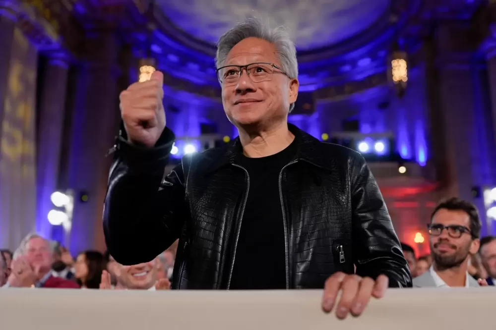 CEO da Nvidia diz que China vencerá corrida da IA contra EUA, mas depois contemporiza