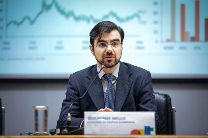 Fazenda revisa projeção do crescimento do PIB em 2025 de 2,5% para 2,3%.