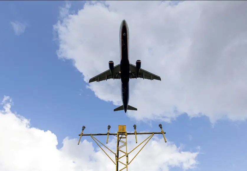 Companhias aéreas dos EUA cortam centenas de voos após diretriz do governo