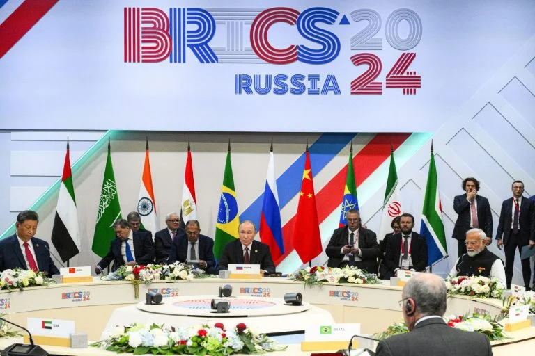 Brasil Descarta Moeda Comum dos Brics, Mas Mira em Modernização para Reduzir Dependência do Dólar