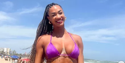 De biquíni fio-dental minúsculo, Aline Patriarca ostenta boa forma em praia de Salvador; veja fotos