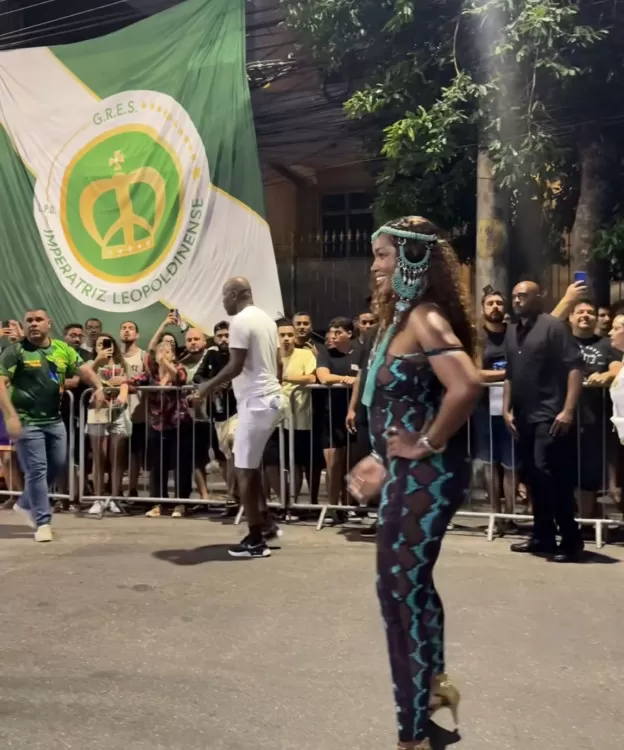 Iza participa de ensaio de rua da Imperatriz Leopoldinense