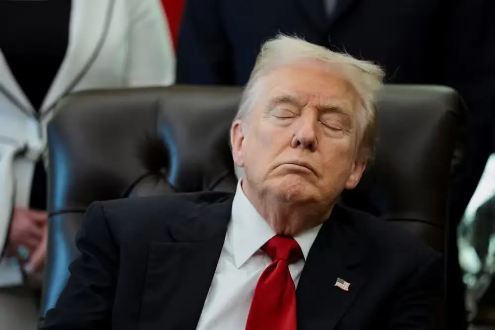 Trump viraliza após aparecer de olhos fechados em evento e acende debate sobre idade