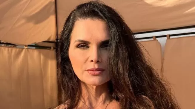 Aos 52 anos, Luiza Ambiel posa nua em praia; veja cliques