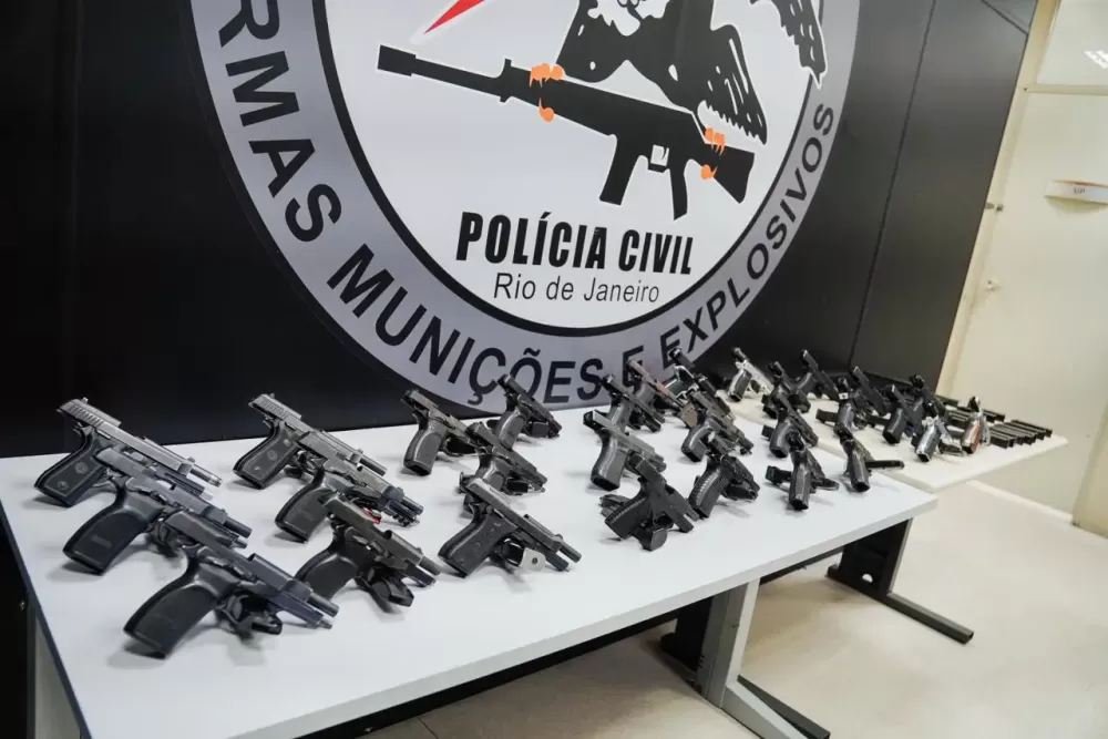 Mulher é presa com 30 pistolas que seriam entregues ao Comando Vermelho
