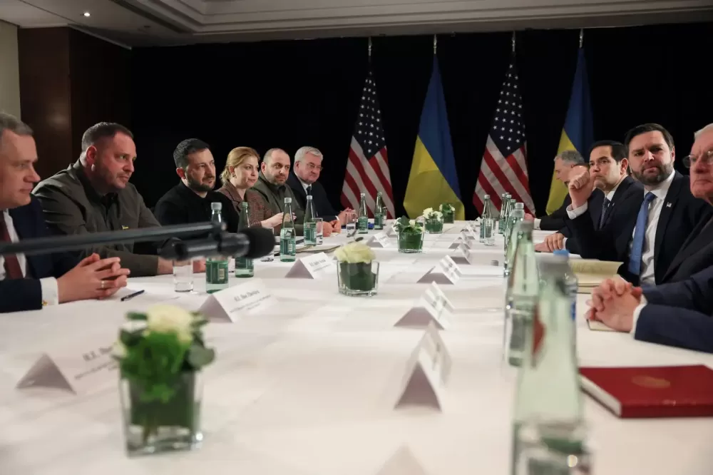 Precisamos de um plano para parar Putin, diz Zelensky após conversa com JD Vance.