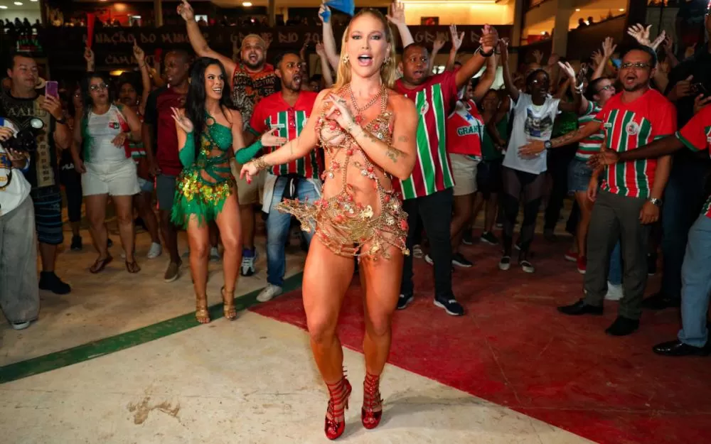 Virginia samba muito na Grande Rio com look ousado e exibe supercoxas