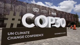 Brasil busca “caminho do meio” entre blocos na COP para evitar fiasco