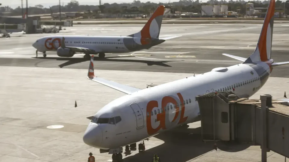 Acidentes de aviões com carros, escadas e pontes mais que dobram em aeroportos.