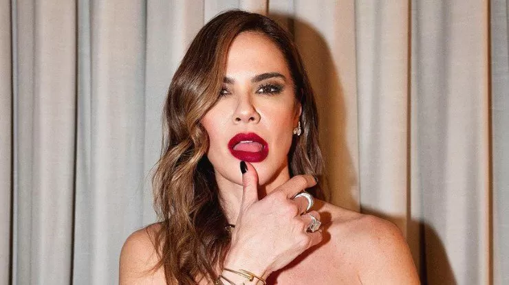 Luciana Gimenez sensualiza nua na madrugada depois de ensaio com a Vai-Vai; veja.