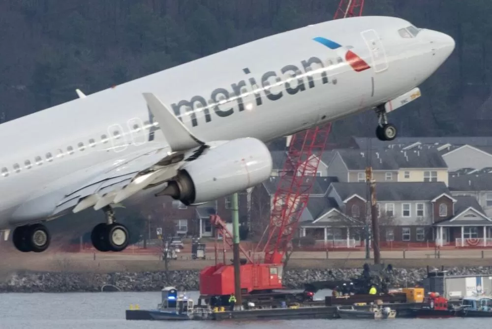 Piloto é resgatado após saltar de paraquedas de jato militar de treinamento em Taiwan.