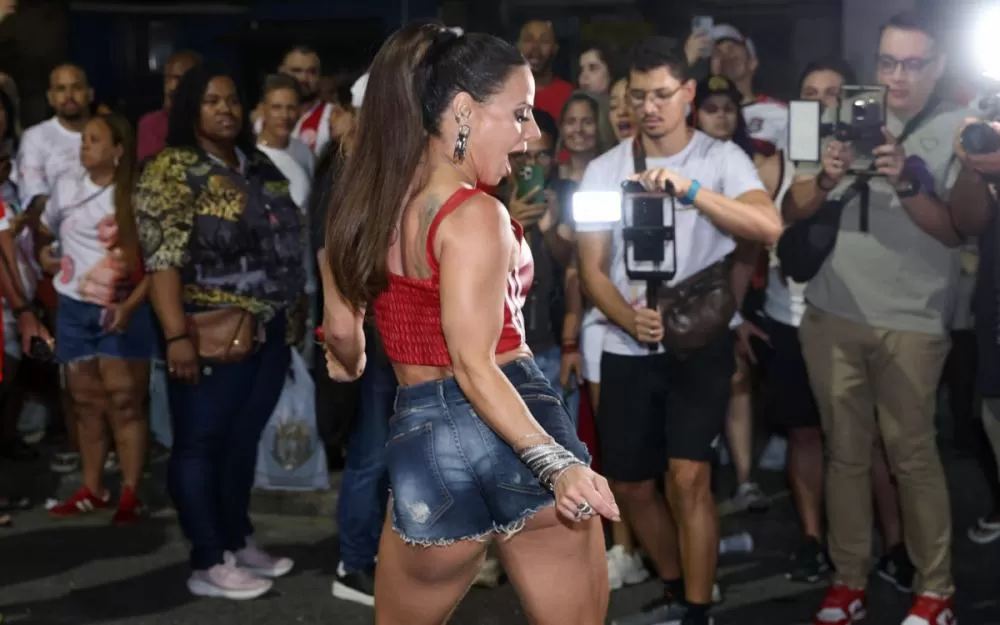 Confirmada em 'Três Graças', Viviane Araujo brilha em ensaio de rua do Salgueiro