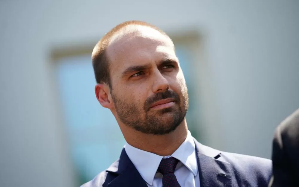 Eduardo Bolsonaro vira réu no STF por tentar interferir no processo do pai