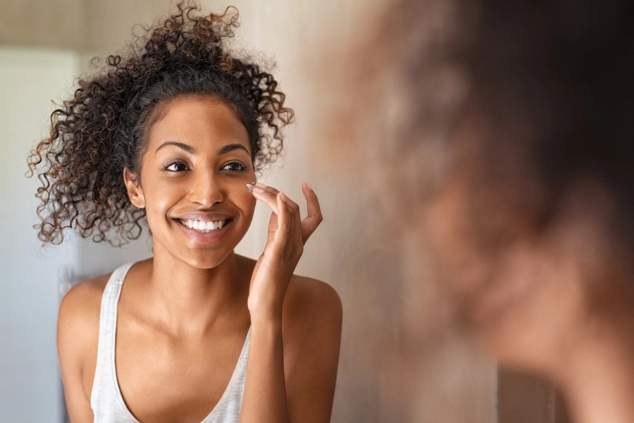 O que é retinol? Conheça 6 usos desse potente ingrediente para a saúde da pele.