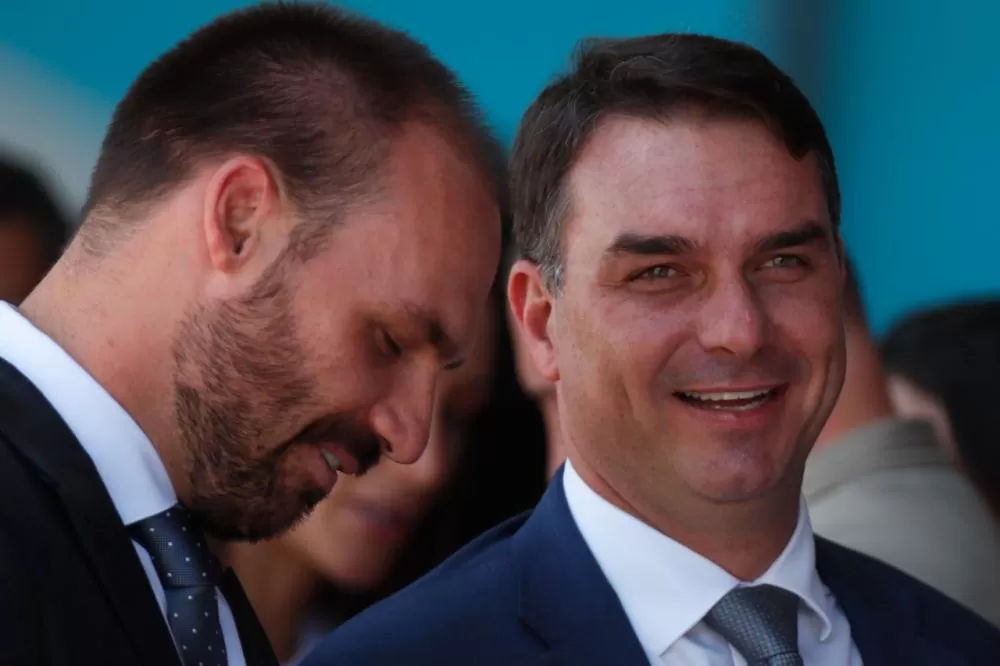 Flávio e Eduardo Bolsonaro vão a El Salvador