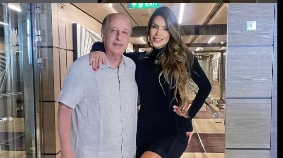 De sunga, ex-presidente da CBF posa ao lado da namorada Clara Brasil, 50 anos mais nova.