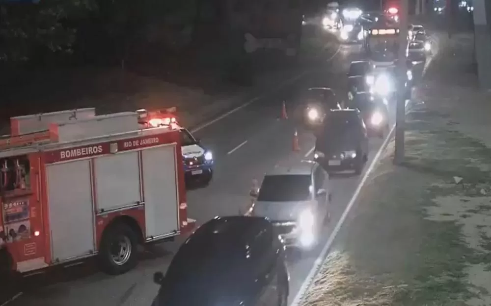Motociclista morre carbonizado em acidente com ônibus na Ilha do Governador