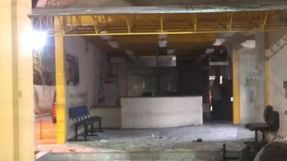 Bandidos atacam delegacia para tentar resgatar chefe do tráfico e deixam dois policiais feridos.