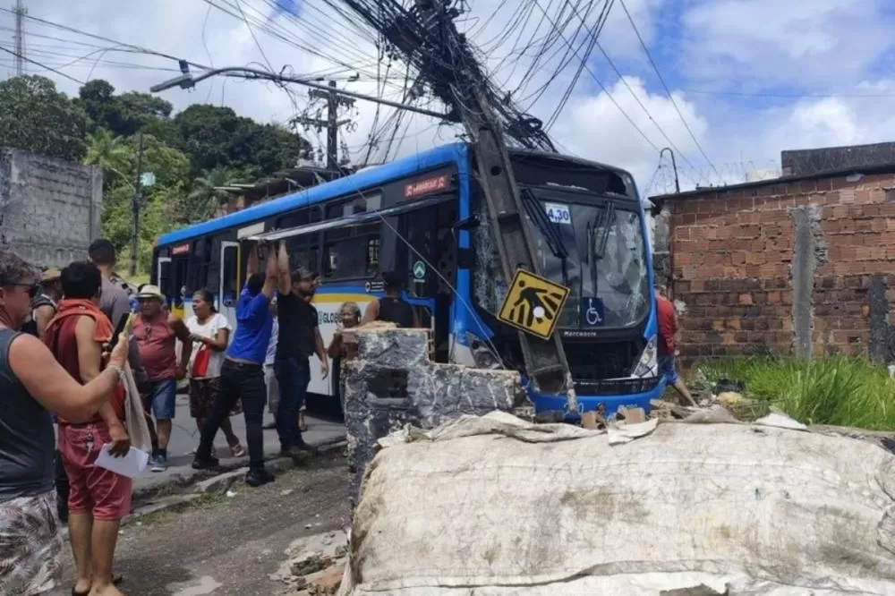 Motorista passa mal e ônibus bate em poste no Recife; vídeo